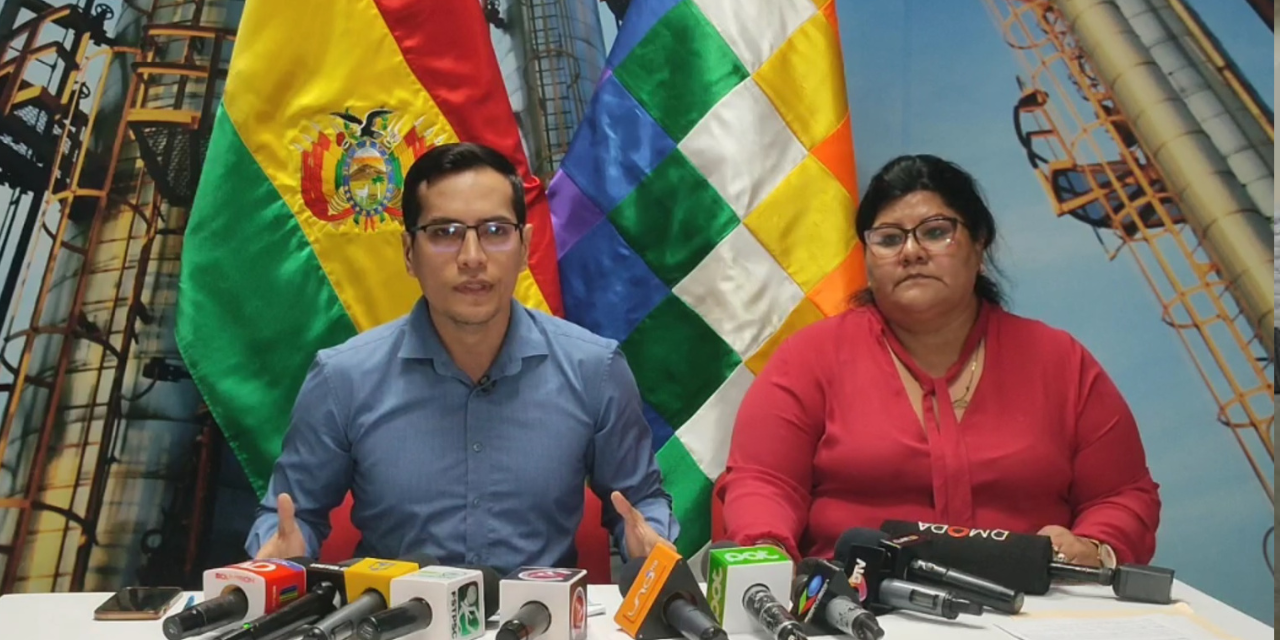 El vicepresidente Nacional de Operaciones de YPFB, Ariel Montaño, en conferencia de prensa.