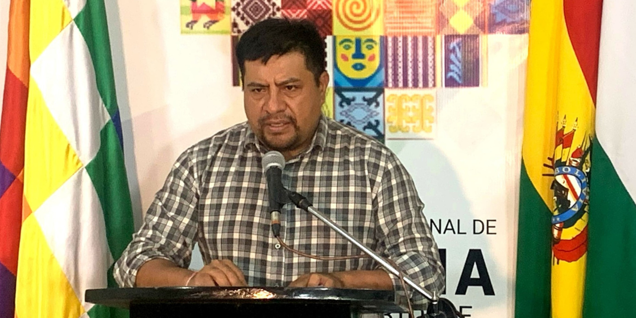 El ministro de Desarrollo Rural y Tierras, Yamil Flores, en conferencia de prensa. 
