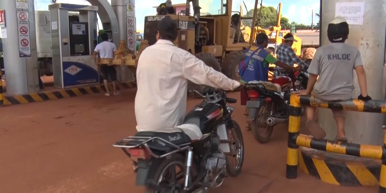 Población beniana carga combustible en estación de servicio con normalidad. Captura: Btv