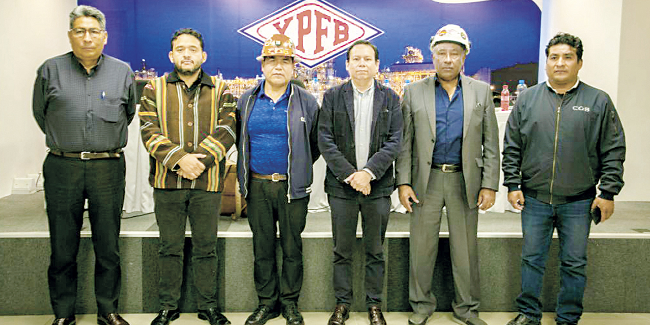 Los viceministros de Hidrocarburos junto a dirigentes de la COB. 