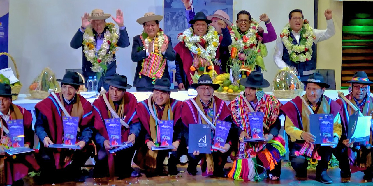 Se firman acuerdos para construcción de 240 viviendas en 10 municipios paceños