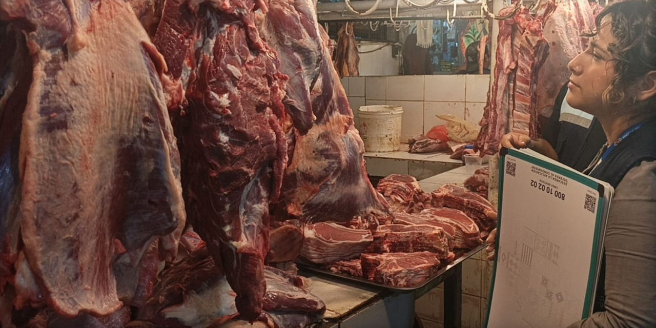 Verificación de precios en una carnicería por parte de Defensa del Consumidor. Foto: VDDUC