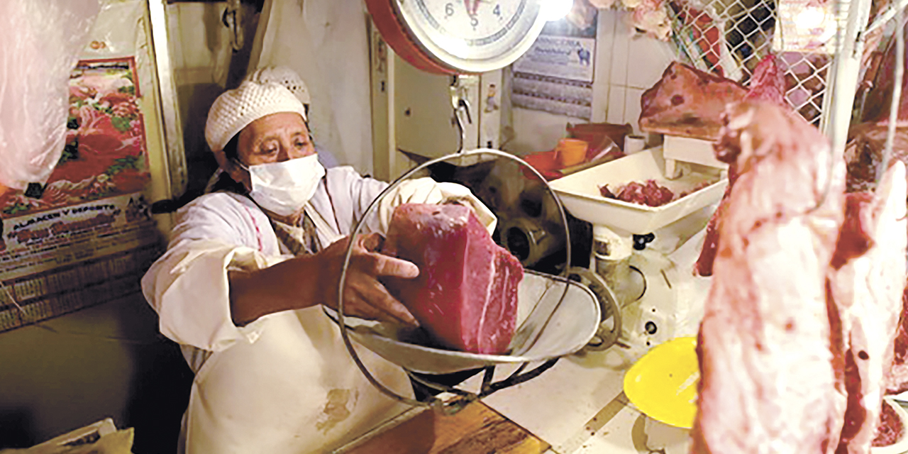 Venta de carne en un mercado de La Paz.