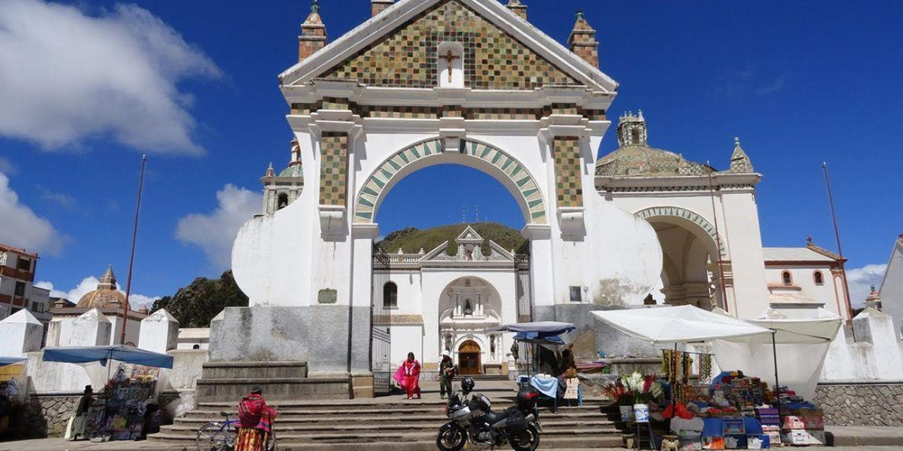 Cientos de personas se dirigen en una larga caminata desde La Paz hasta Copacabana. Foto: Bolivia turismo