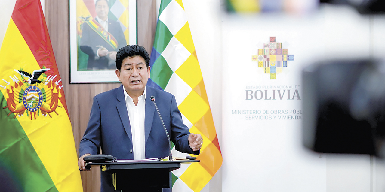 El Ministro de Obras Públicas en conferencia de prensa.