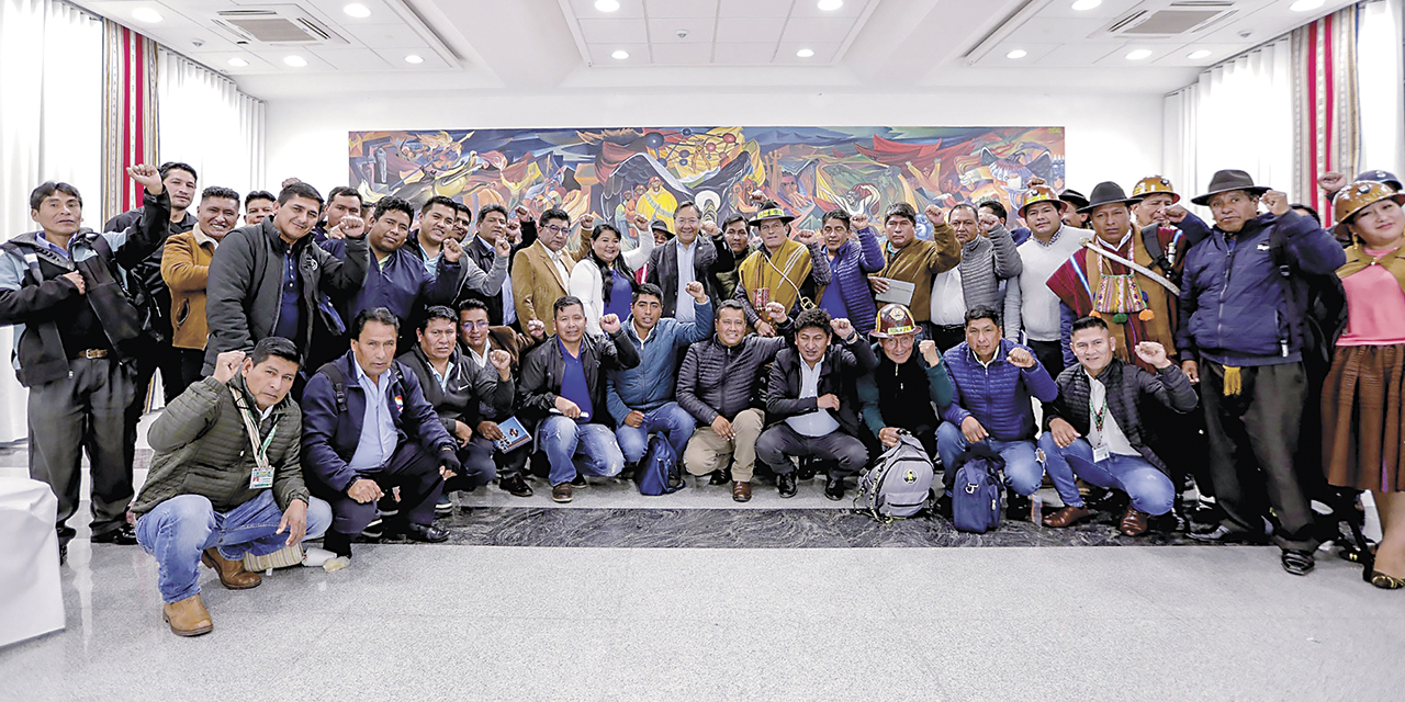 El presidente Luis Arce (centro) con autoridades y dirigentes de varios sectores de La Paz.