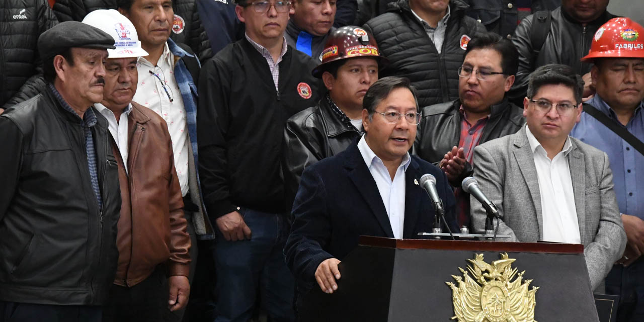 El presidente Luis Arce y la dirigencia de la COB durante la declaración a la prensa en Casa Grande del Pueblo. Foto: Josué Cortez