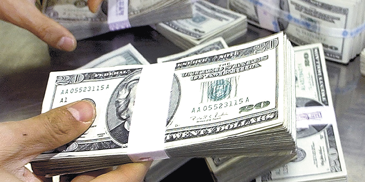 Fajos de billetes de dólar estadounidense.