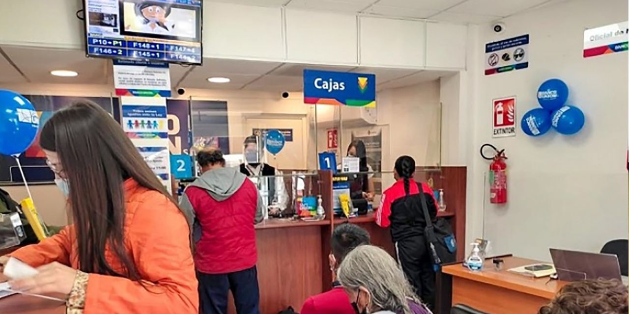 Atención a los clientes en una entidad financiera.