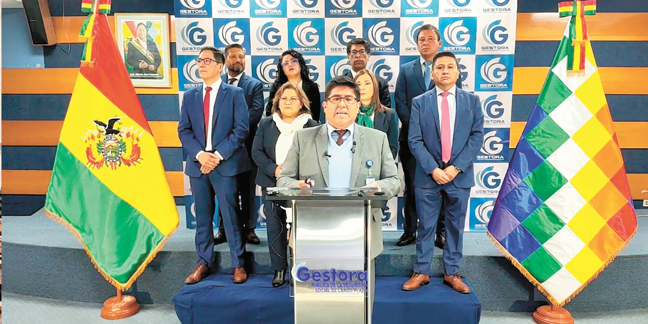 El gerente de la Gestora, Jaime Durán, junto a su equipo financiero en conferencia.