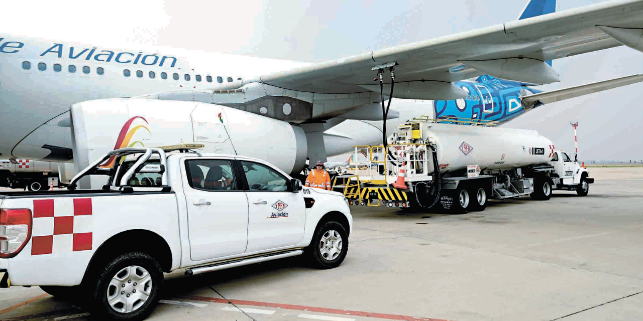 Abastecimiento de combustible de aviación a una aeronave de BoA en Santa Cruz