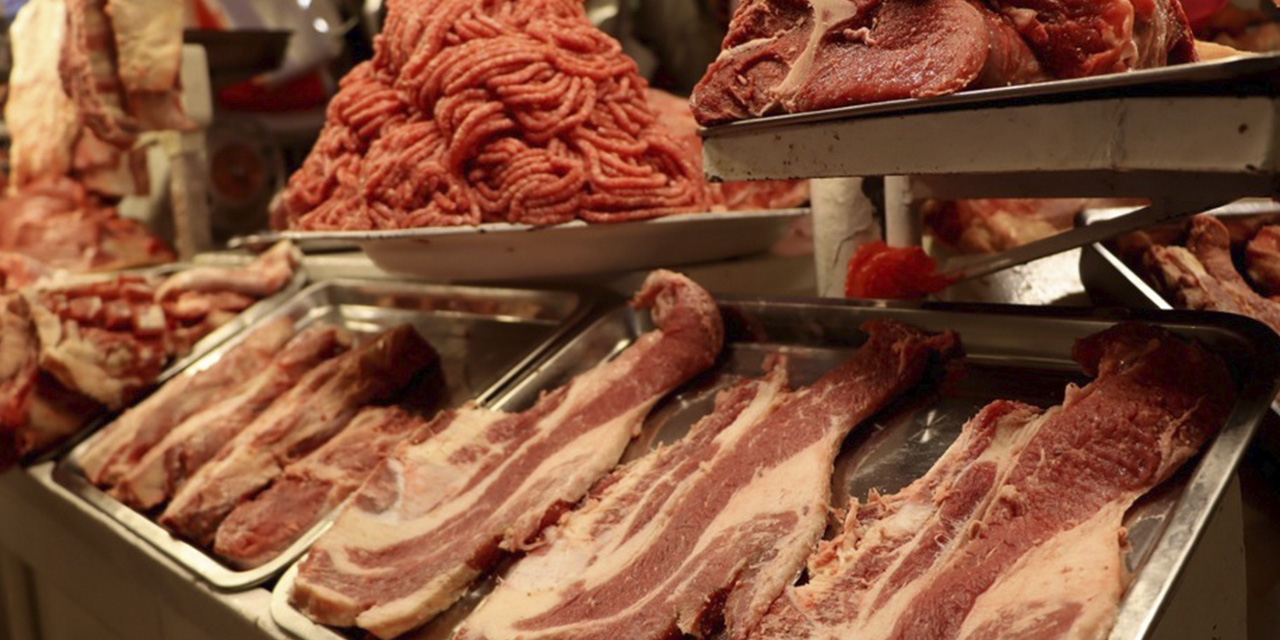 Venta de carne en un comercio de La Paz.