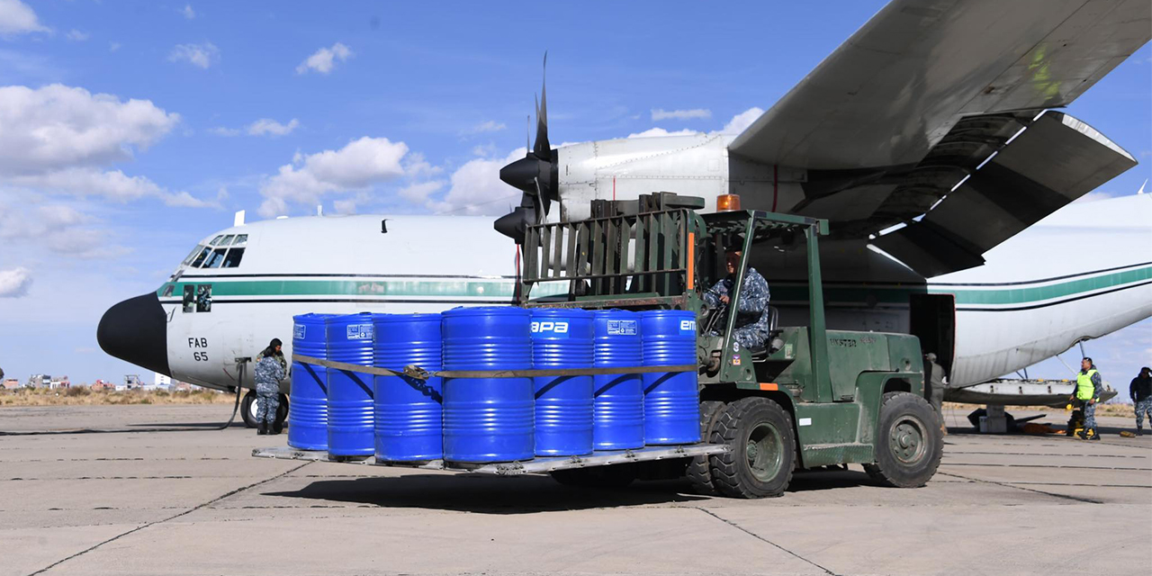 Llega a La Paz el primer lote de 66 mil litros de aceite de la planta de San Julián 