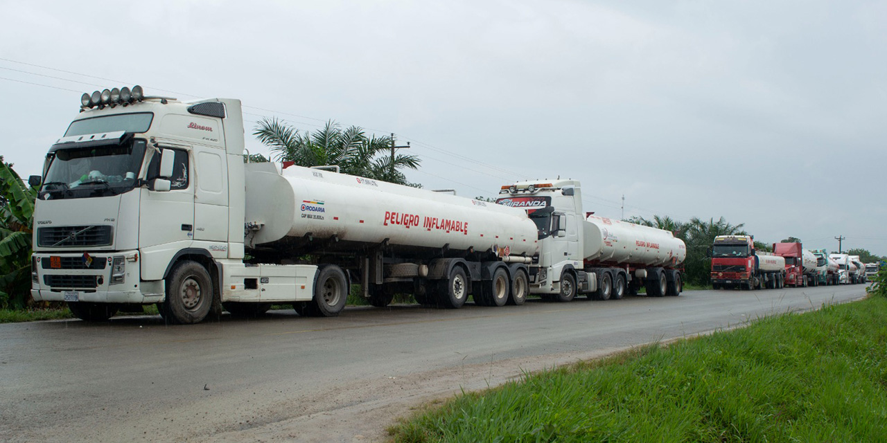 Cisternas toman rutas alternas que implican más tiempo de desplazamiento, YPFB insiste en deponer bloqueos