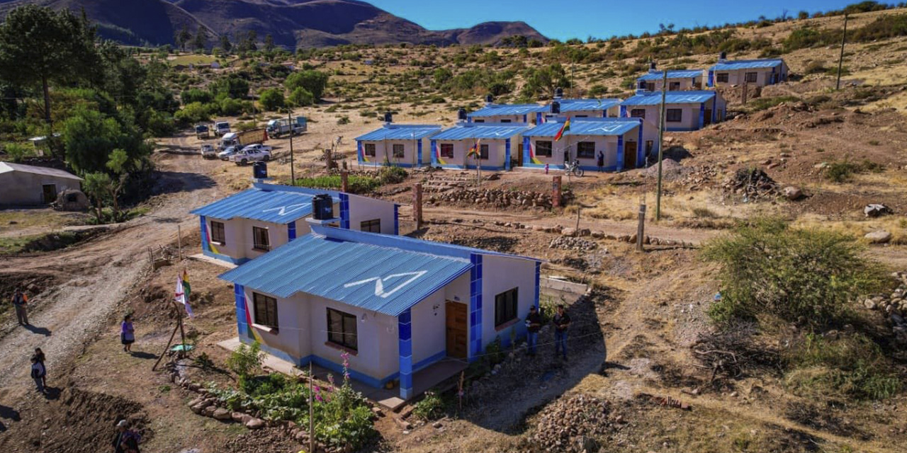 Un conjunto de casas entregado por el presidente Arce en Chuquisaca.