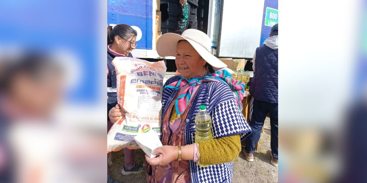 Una mujer adquiere productos de Emapa.