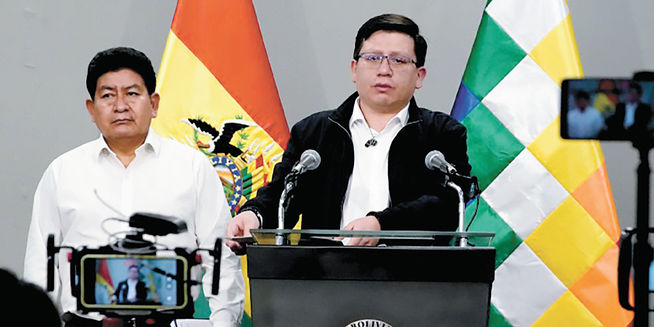 Los ministros Édgar Montaño y Sergio Cusicanqui, ayer en la Casa Grande del Pueblo.