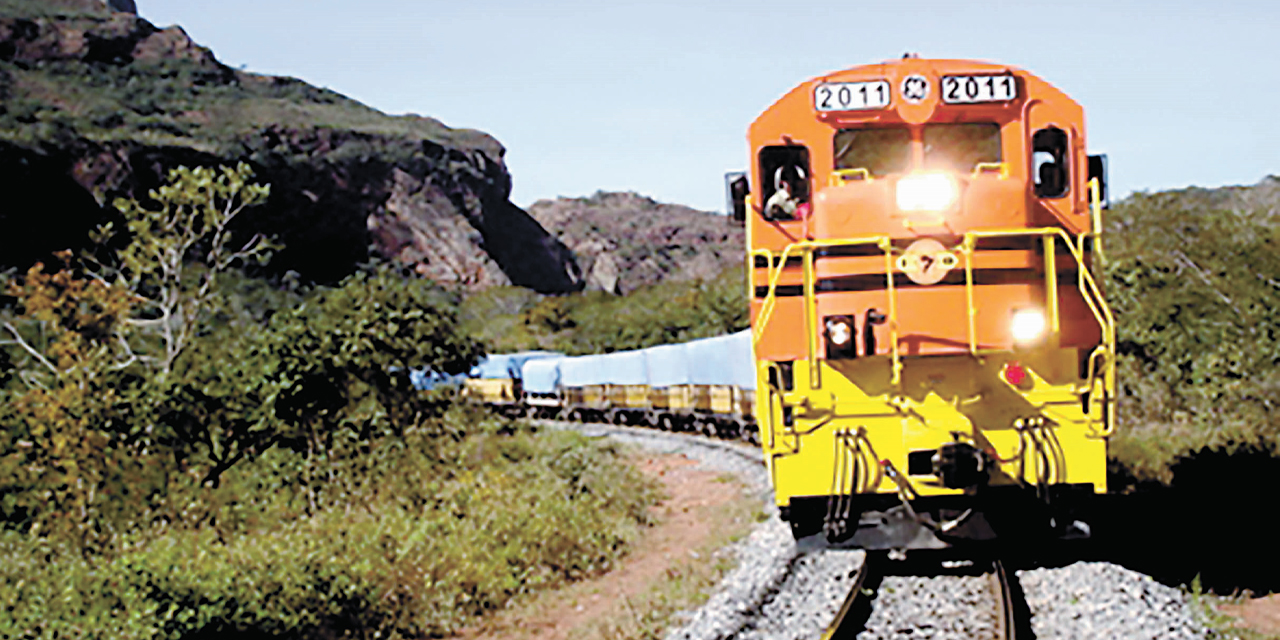 Un tren de carga circula por las vías férreas, en el departamento de Santa Cruz. 