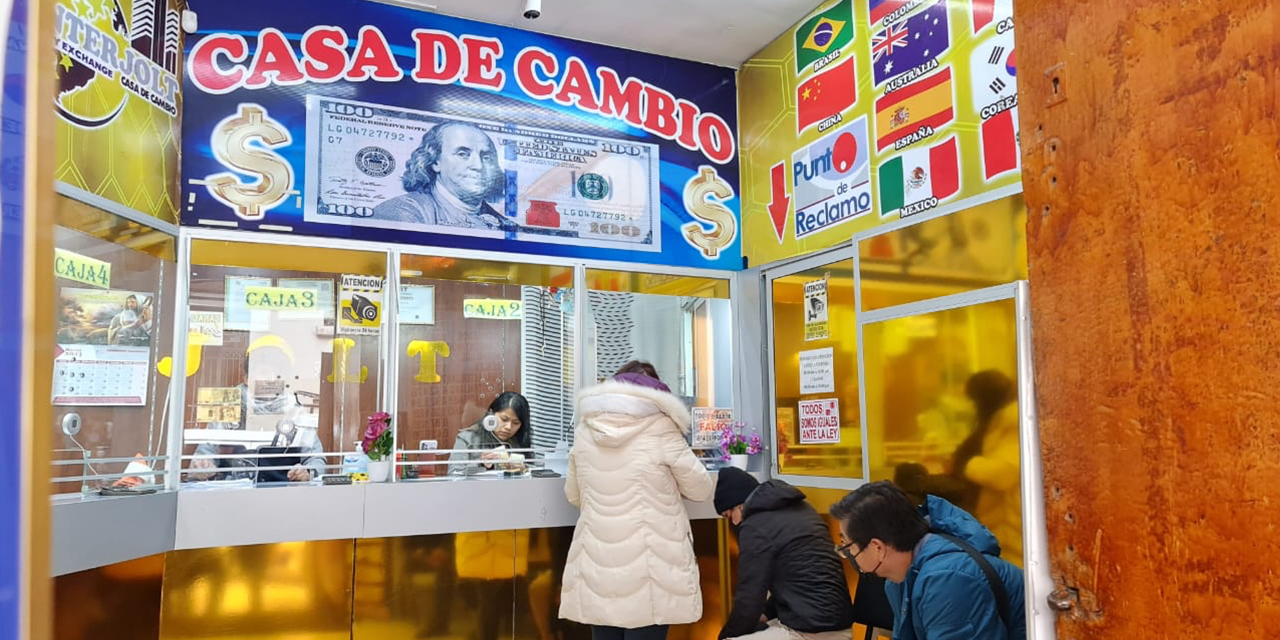 Baja el precio del dólar y el Gobierno pide a la ASFI intervenir el mercado paralelo