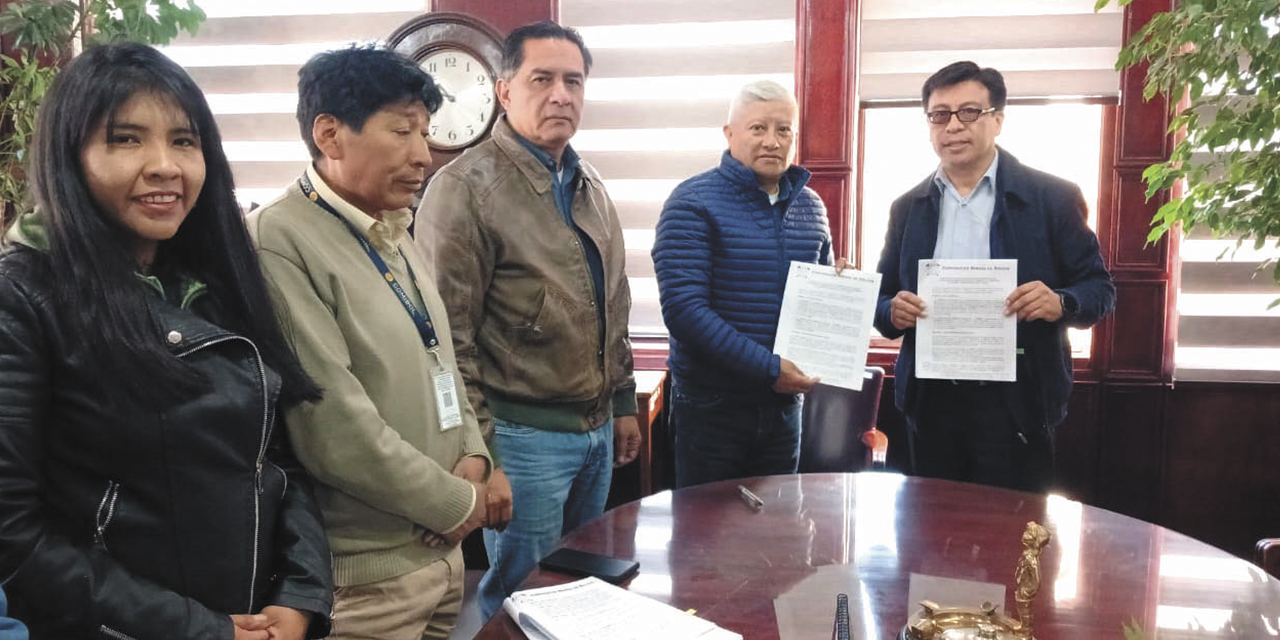 El acto de la firma del convenio entre la Comibol y la Easba.