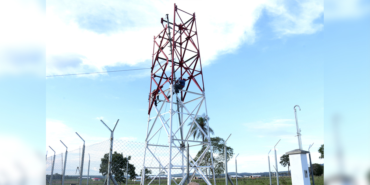 Fibra óptica y radiobases fortalecen la comunicación en el área rural paceña