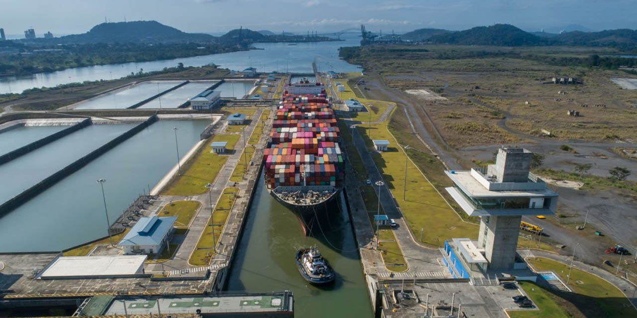 Un buque portacontenedores transita por el Canal de Panamá.