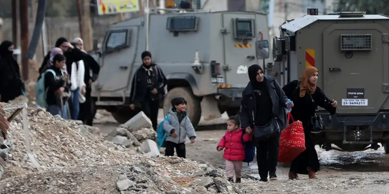 Palestinos llevan sus pertenencias, durante una operación militar israelí en Cisjordania. 