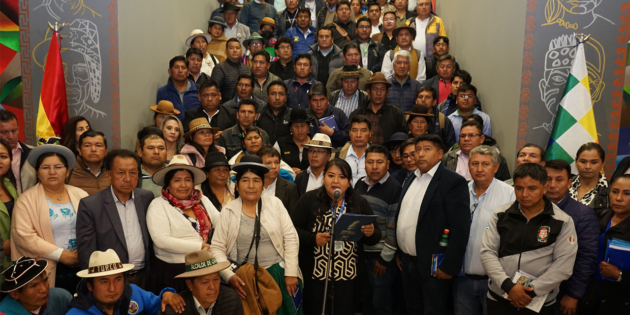 Alcaldes de Bolivia exigen al Legislativo aprobar los contratos del litio