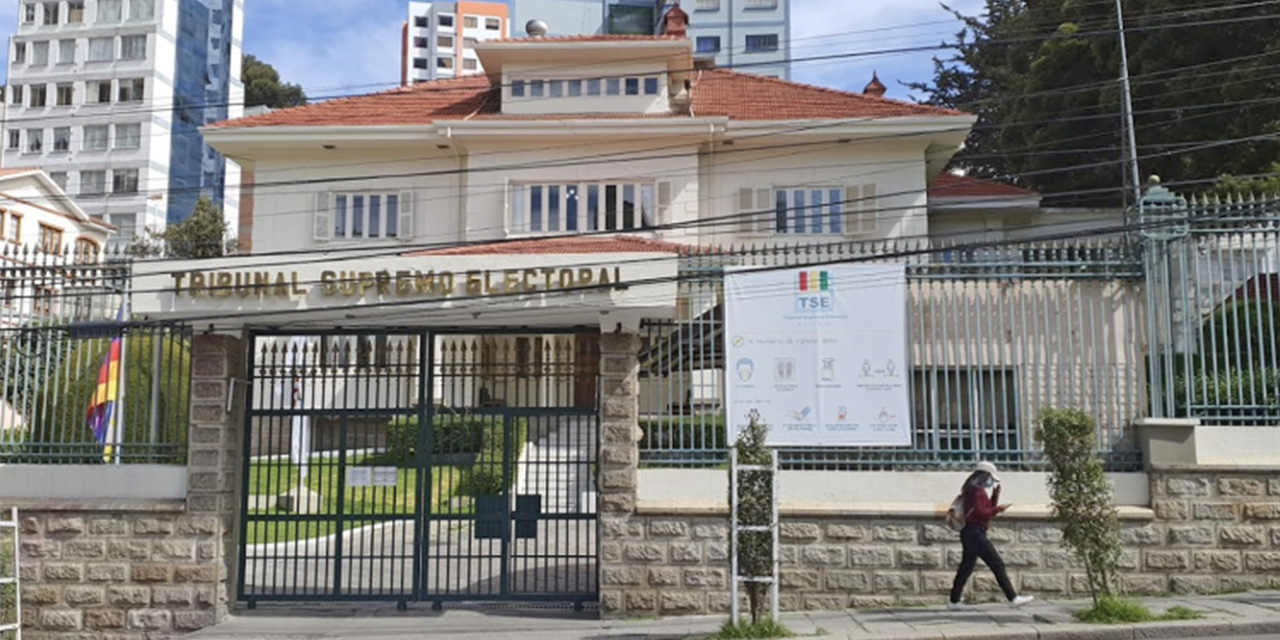 Evo formaliza pacto para candidatear con un partido observado por el TSE
