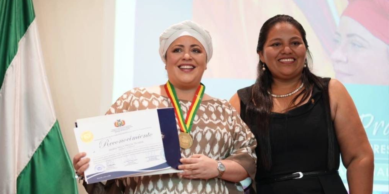 La ministra de la Presidencia, María Nela Prada, junto a la diputada Deisy Choque.