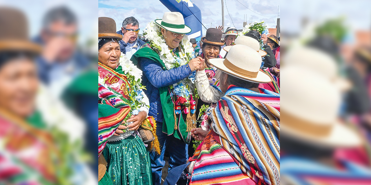 El presidente Luis Arce saluda a la población orureña en Quillacas. 