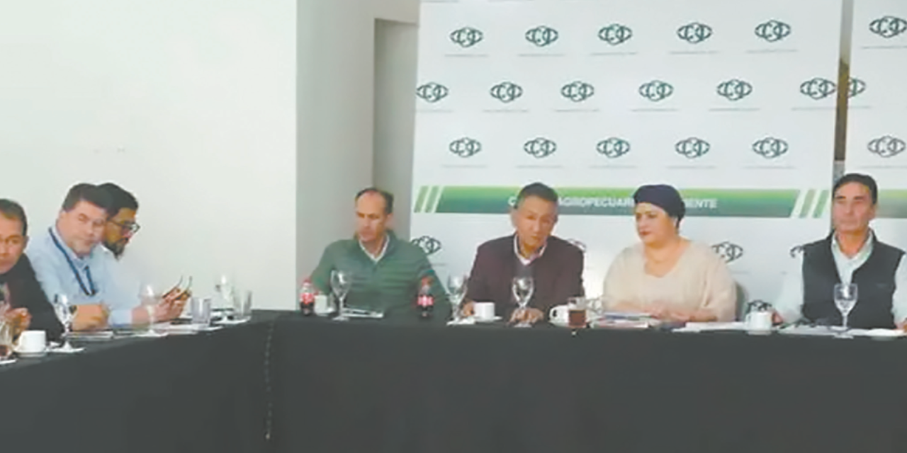 La ministra de la Presidencia, María Nela Prada, en reunión con productores.