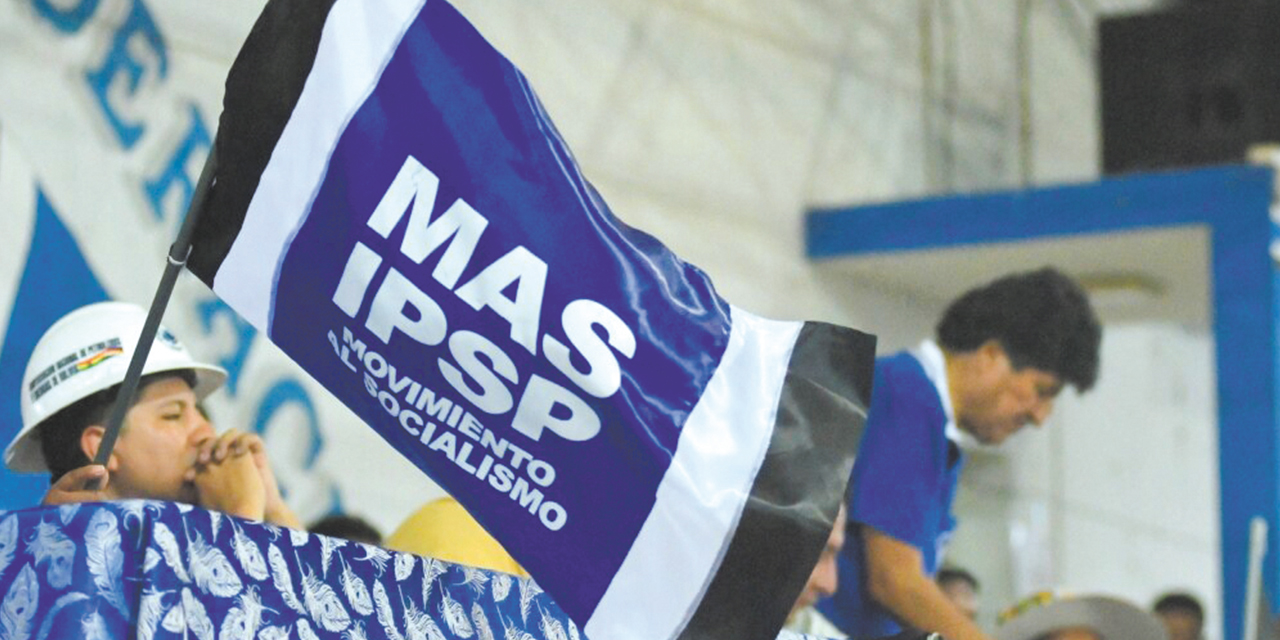 Una bandera del MAS-IPSP y de fondo Evo Morales.