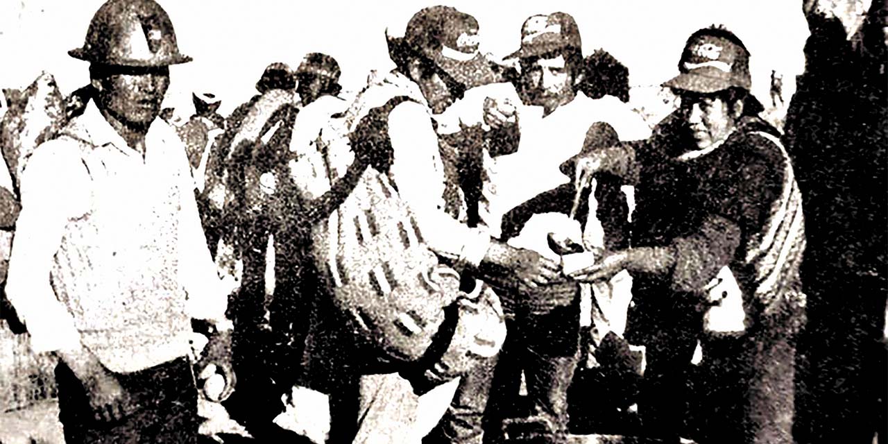 Mineros en la Marcha por la Vida, luego de ser relocalizados en 1986 por el entonces gobierno de Víctor Paz Estenssoro, del MNR.