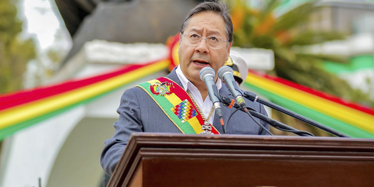 El presidente Luis Arce en el acto por el Día del Mar.