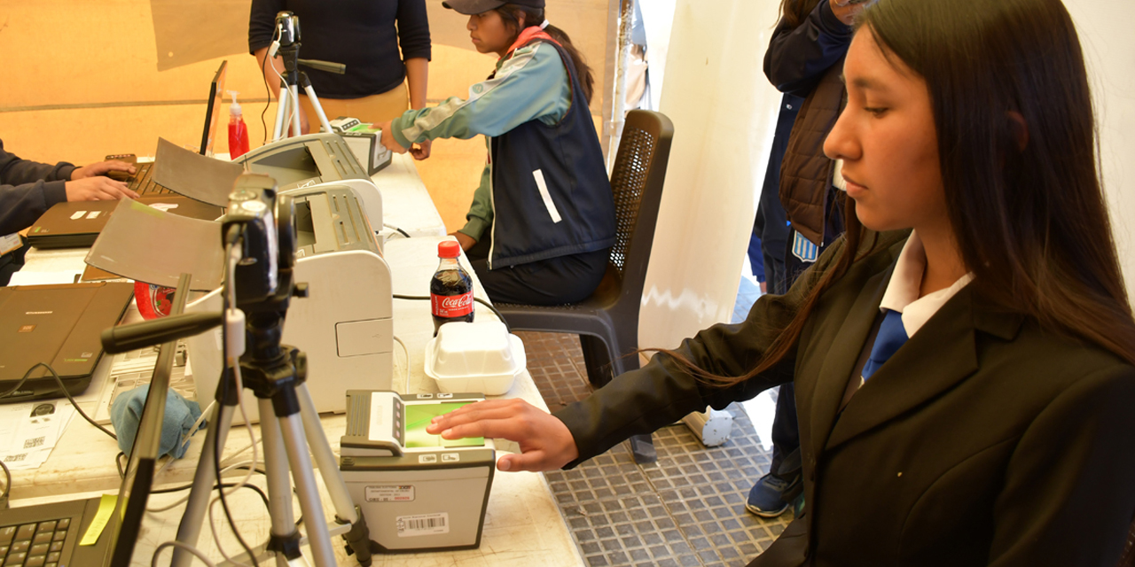 Una joven realiza su registro al Padrón Electoral Biométrico. Foto: TED de Oruro