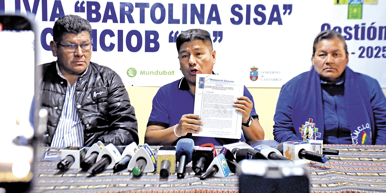 Grover García junto a Fidel Surco, de la directiva del MAS-IPSP, en conferencia.