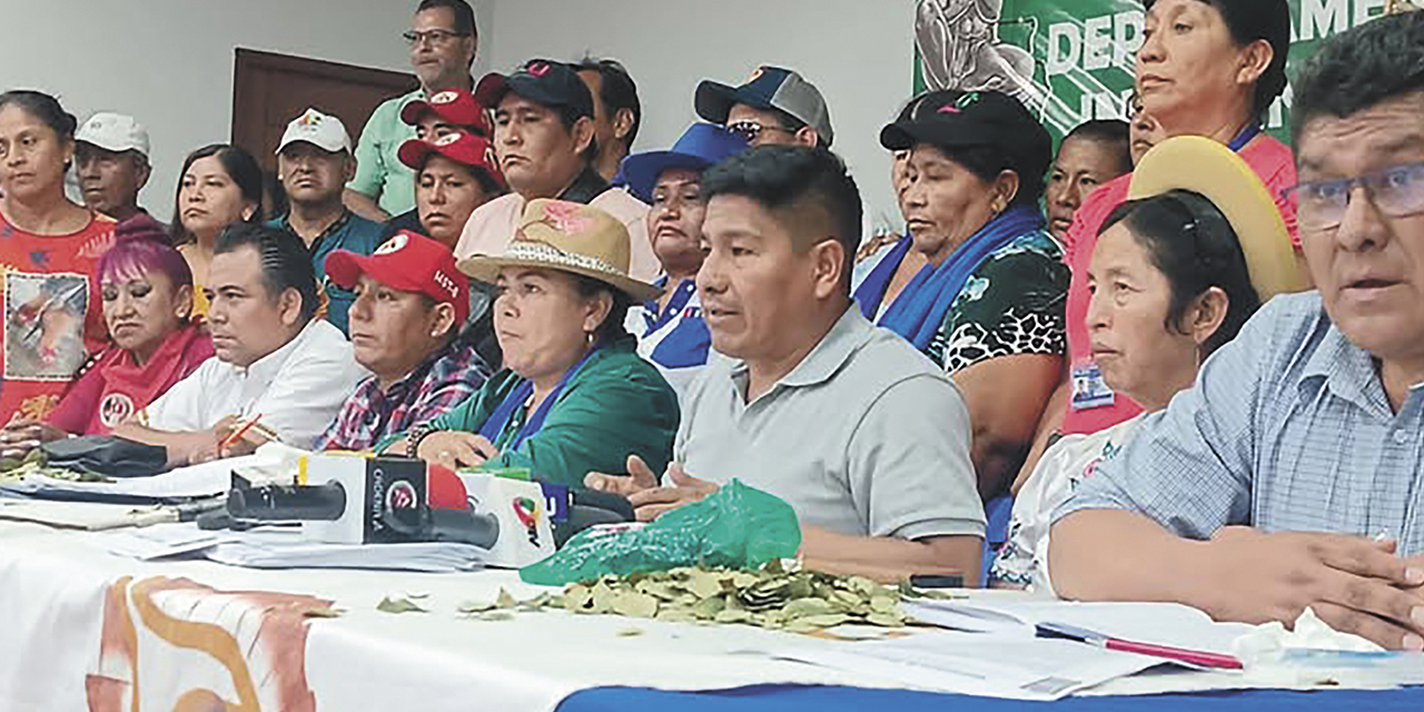 Dirigentes del Bloque Oriente con la directiva del MAS-IPSP.