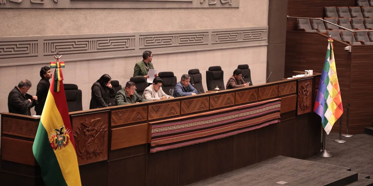 La silla vacía del presidente del Senado, el evista Andrónico Rodríguez, en la fallida sesión de la Asamblea Legislativa. Foto: Vicepresidencia del Estado
