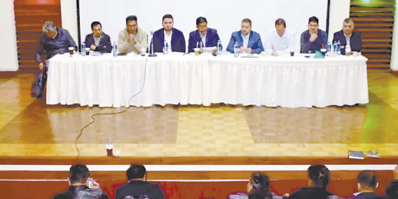 Reunión del Gobierno con los choferes en La Paz.