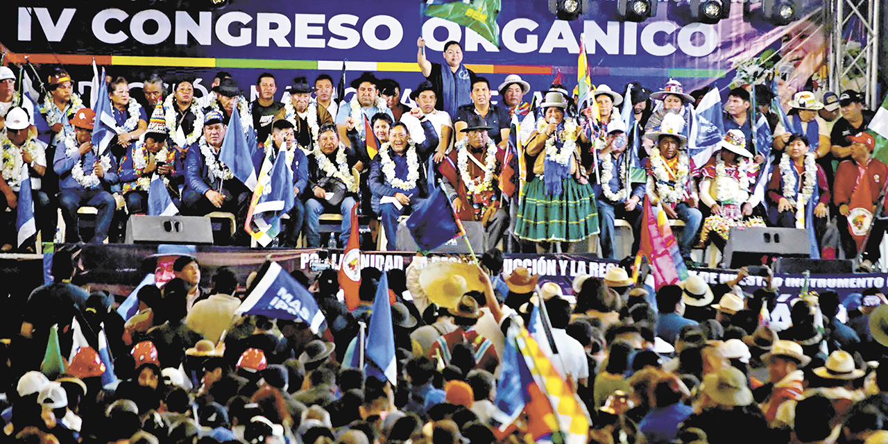 El presidente Luis Arce y el vicepresidente David Choquehuanca en el congreso del MAS.