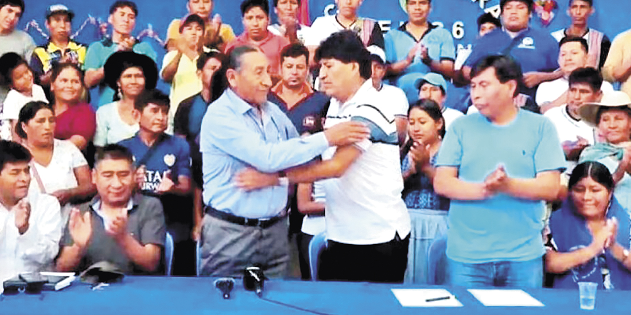 Eliseo Rodríguez, del FPV, abraza a Evo Morales luego del acuerdo suscrito en el Chapare.