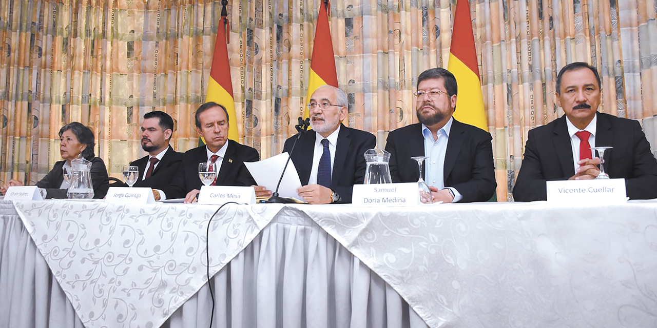 Políticos de derecha del bloque opositor.