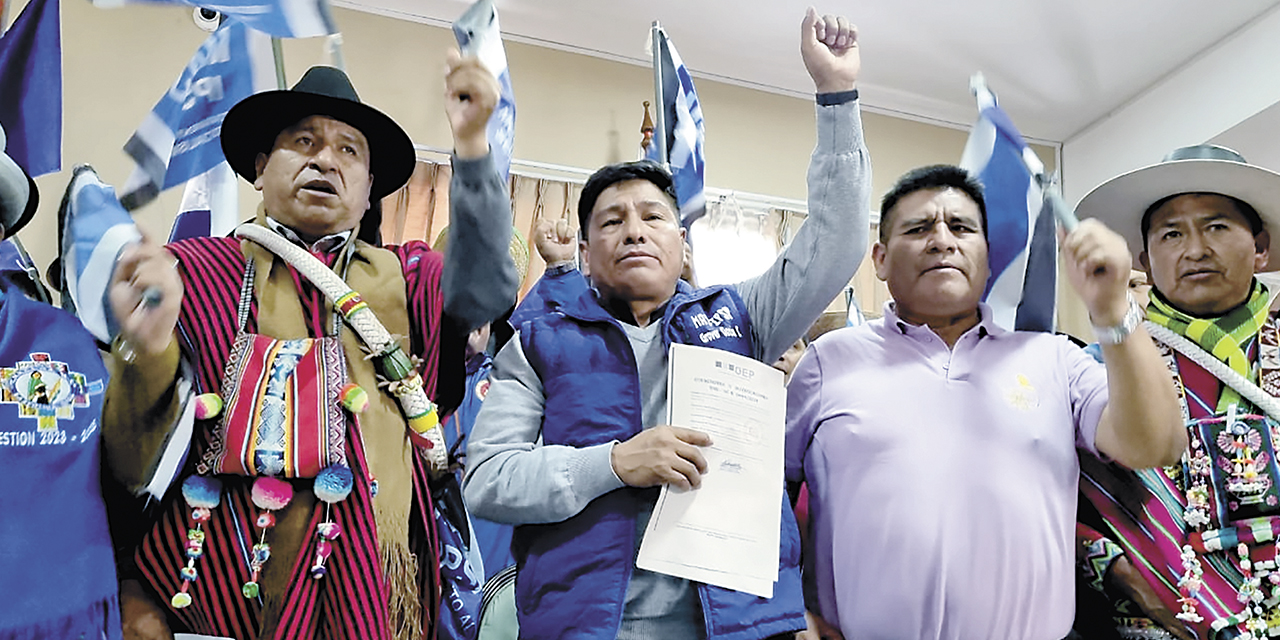 Grover García, presidente del MAS, junto a dirigentes del Pacto de Unidad.