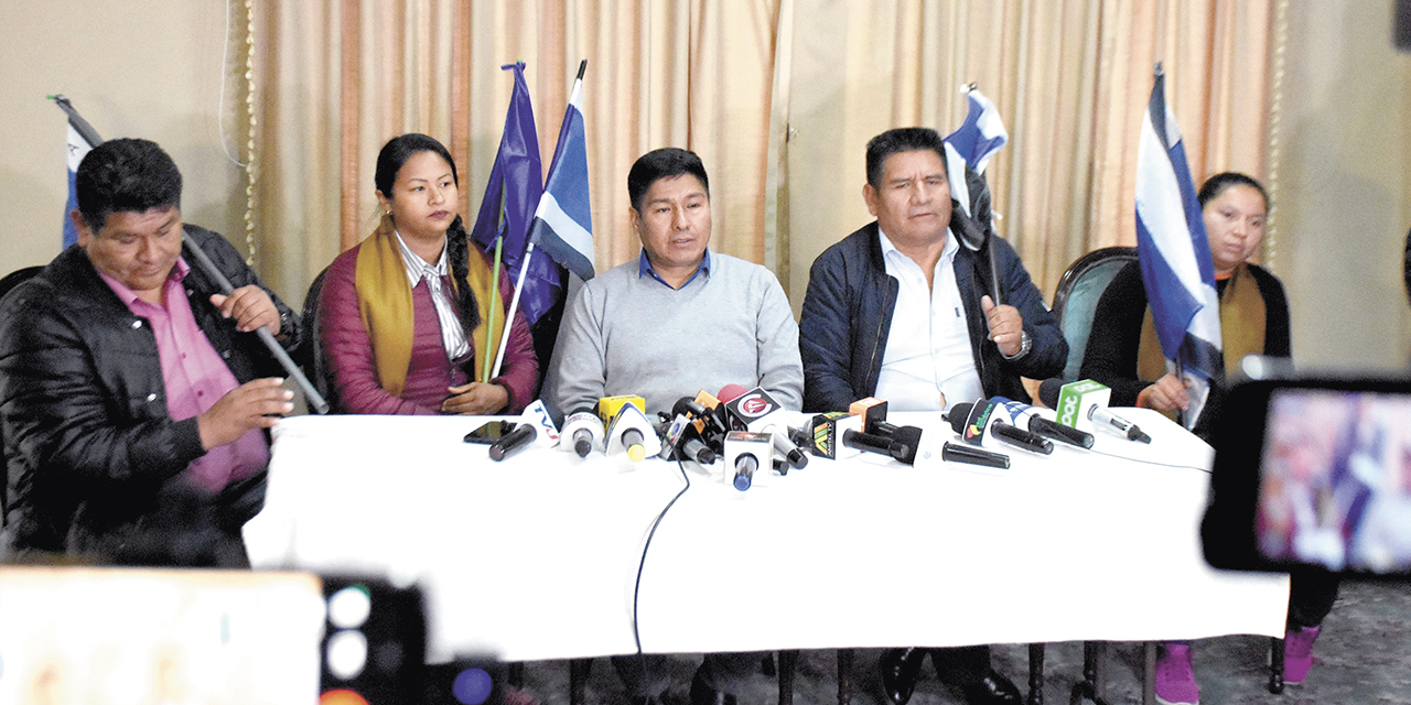 El presidente del MAS-IPSP, Grover García, junto a la directiva y el ejecutivo de los interculturales, Esteban Alavi. 