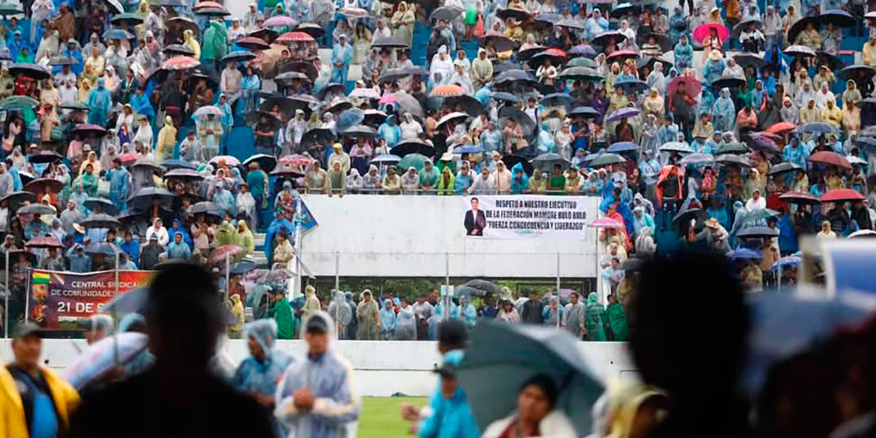 El acto de proclamación de Evo con la imagen de Andrónico. Foto: RRSS