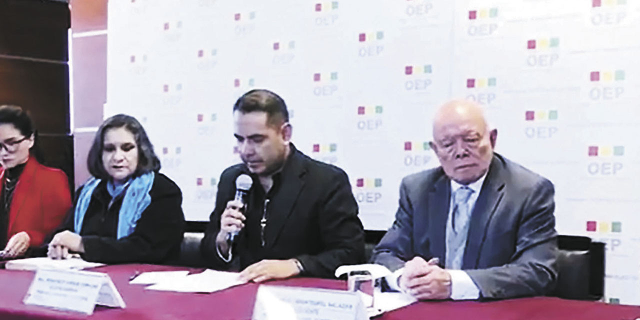 El vocal Francisco Vargas da lectura a la convocatoria del TSE.