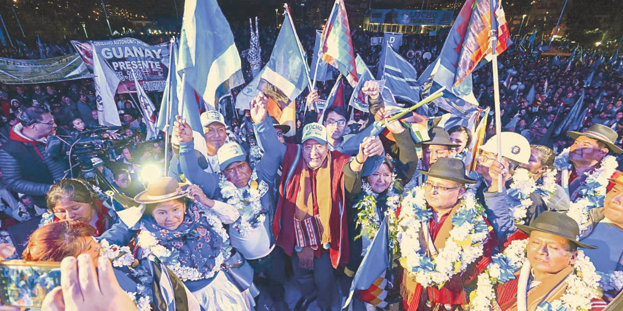 El presidente Luis Arce junto a organizaciones sociales en su proclamación en La Paz.