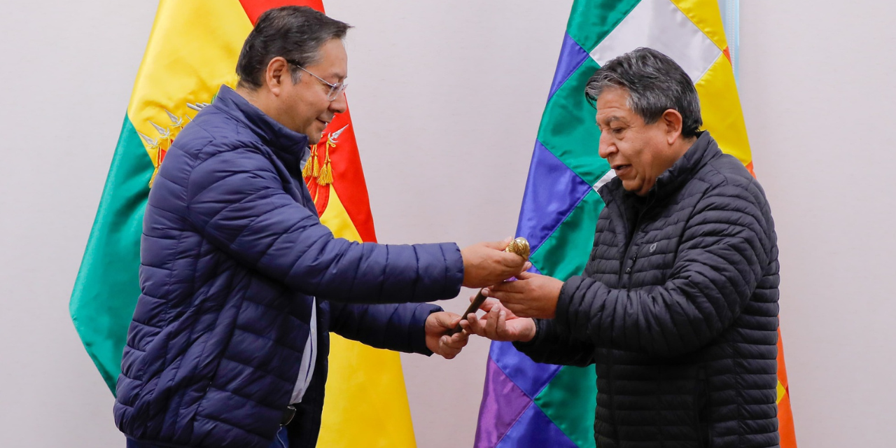 El presidente Luis Arce entrega del Bastón de Mando al vicepresidente, David Choquehuanca. 
