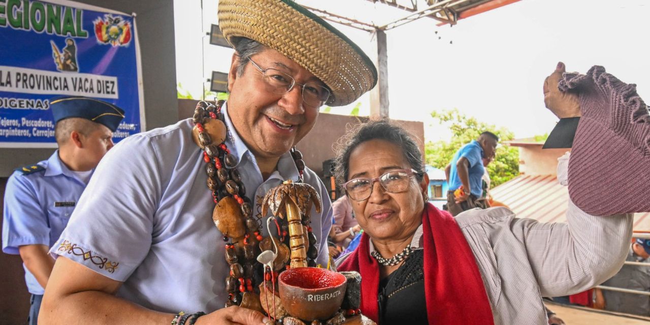 El presidente Luis Arce junto a una mujer en Beni.